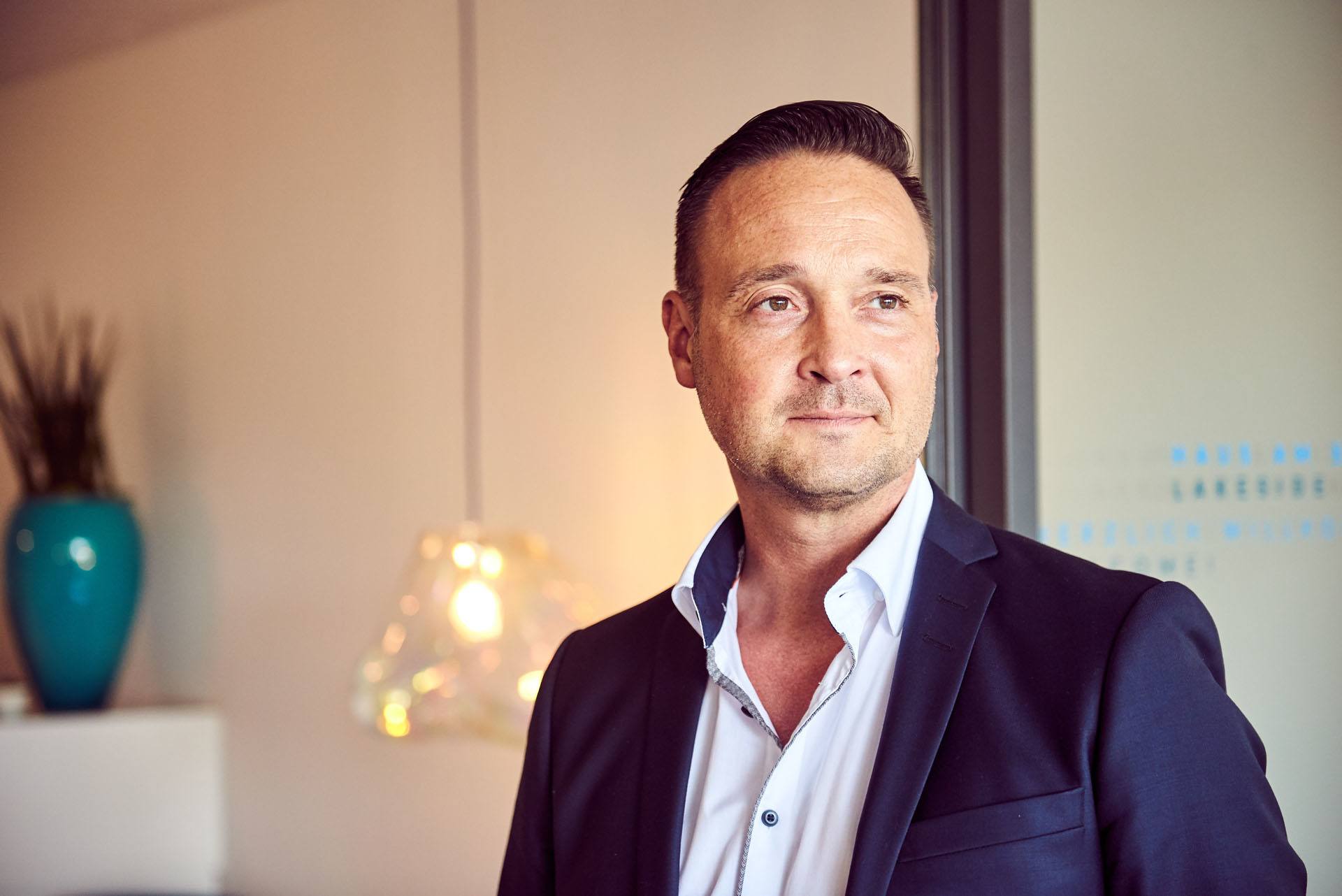 Berater im Anzug im Eingang eines Hotels